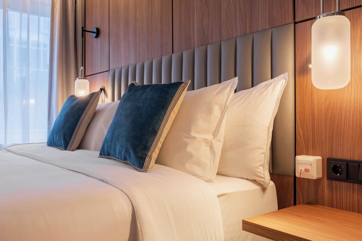Minibar, safe på rommet, blendingsgardiner og strykejern/-brett
