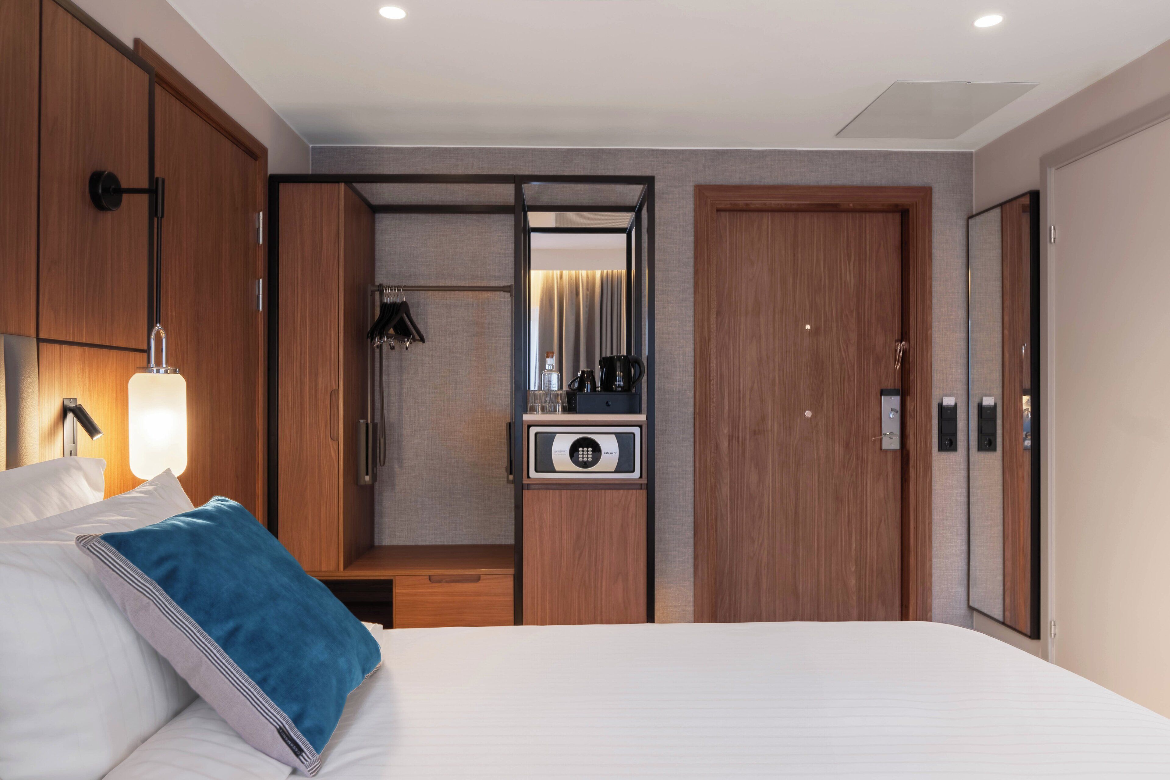 Minibar, Zimmersafe, Verdunkelungsvorhänge, Bügeleisen/Bügelbrett