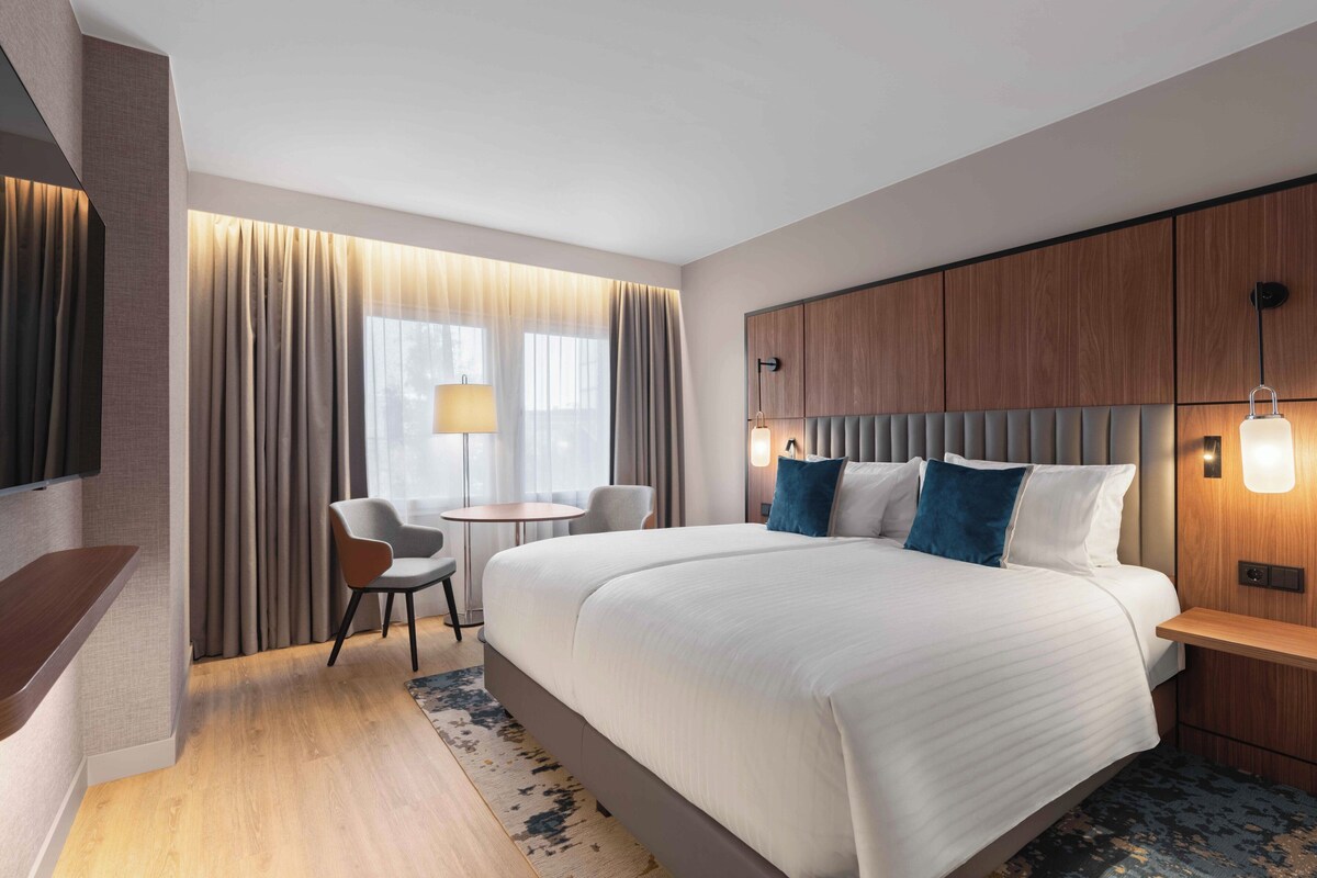 Minibar, in-room safe, blackout curtains, iron/ironing board