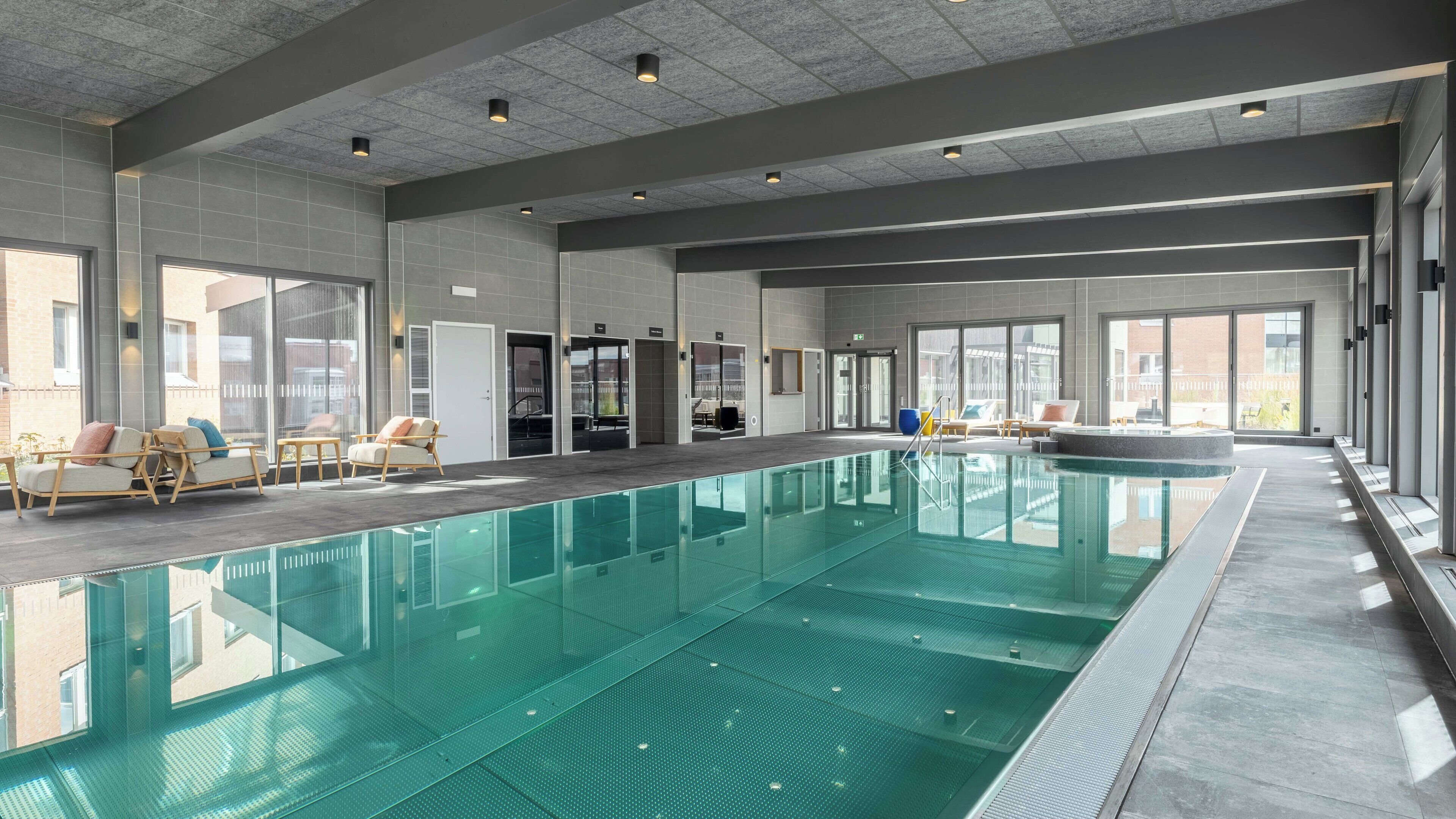 Piscina interna, funciona das 11h às 21h, espreguiçadeiras