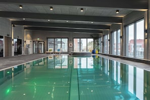 Innenpool, geöffnet von 11:00 Uhr bis 21:00 Uhr, Liegestühle
