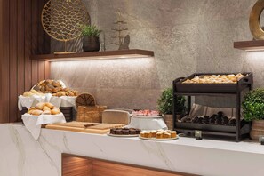 Breakfast and dinner served  - voco Stockholm Kista by IHG (Kista)