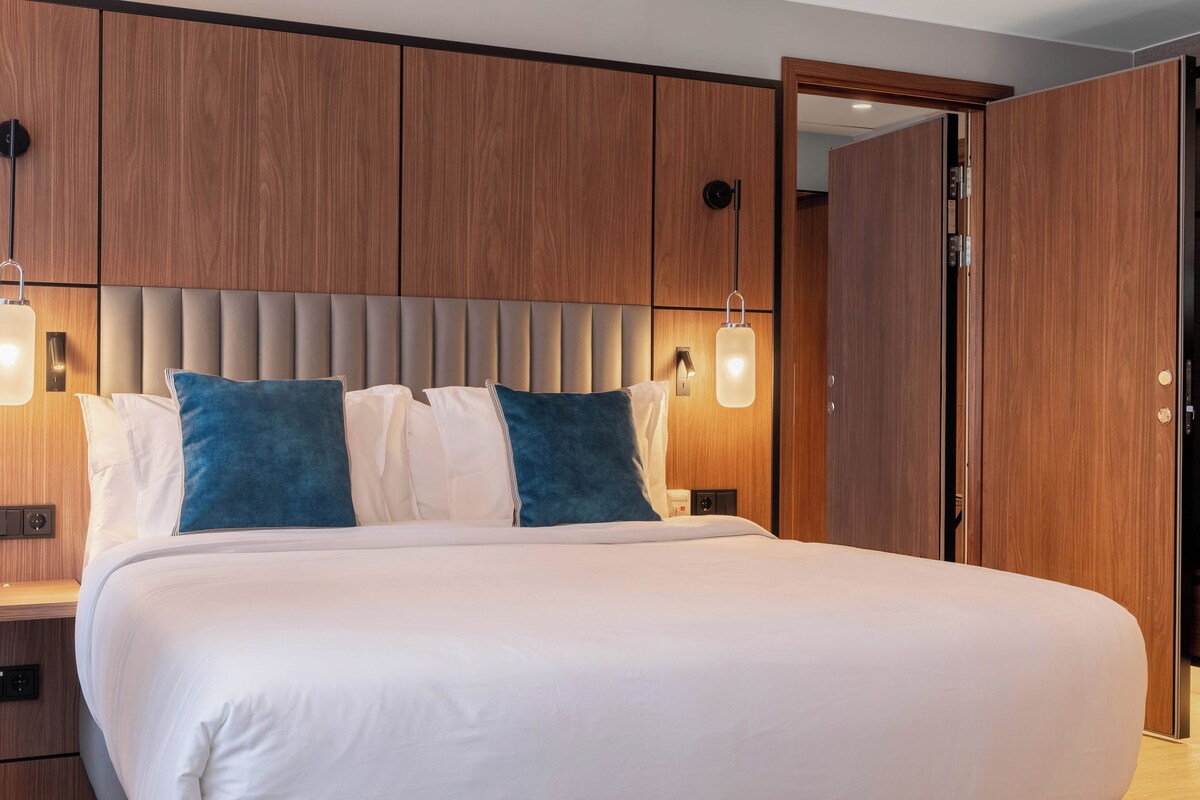 Minibar, safe på rommet, blendingsgardiner og strykejern/-brett