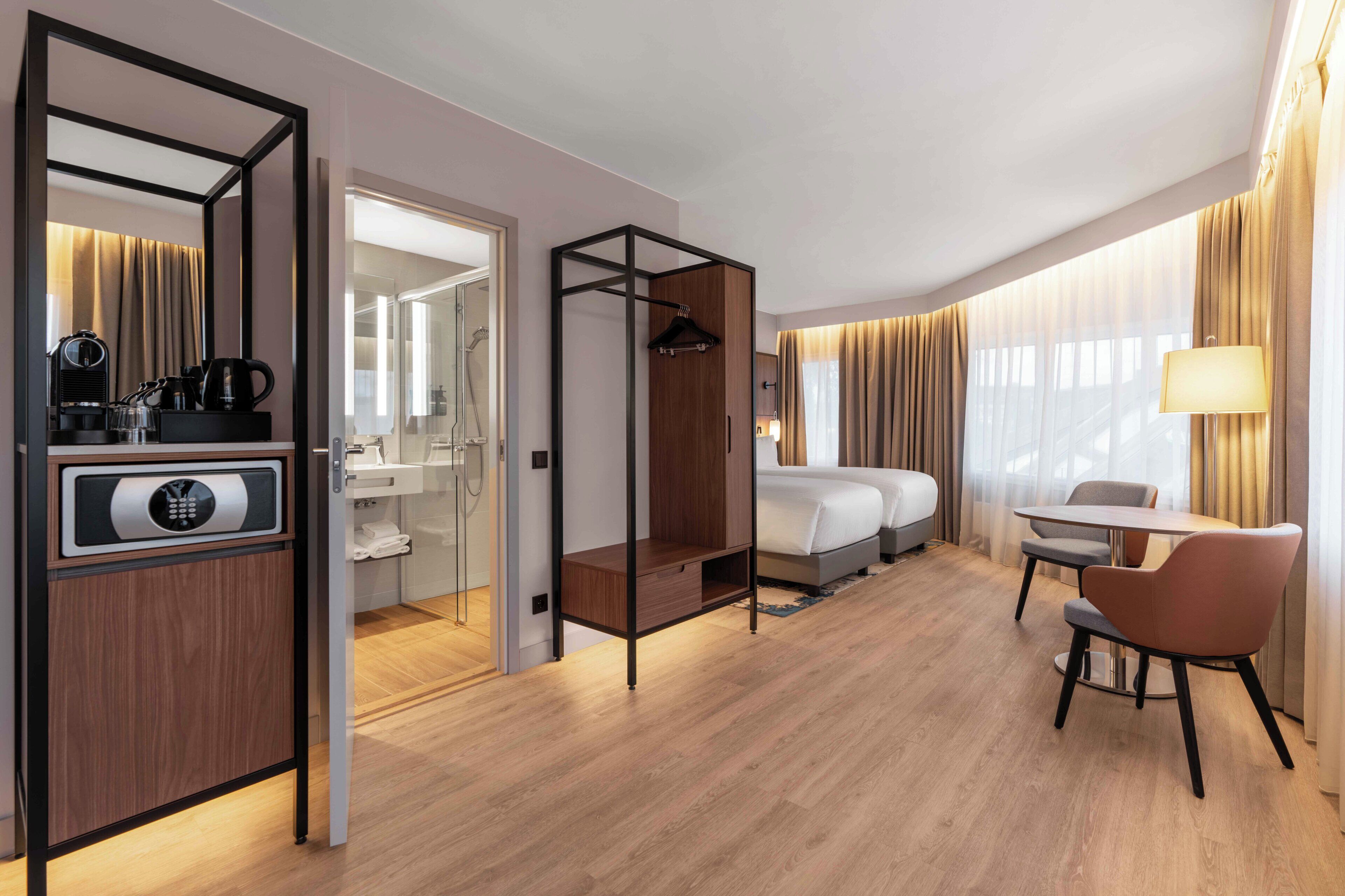 Minibar, coffres-forts dans les chambres, rideaux occultants