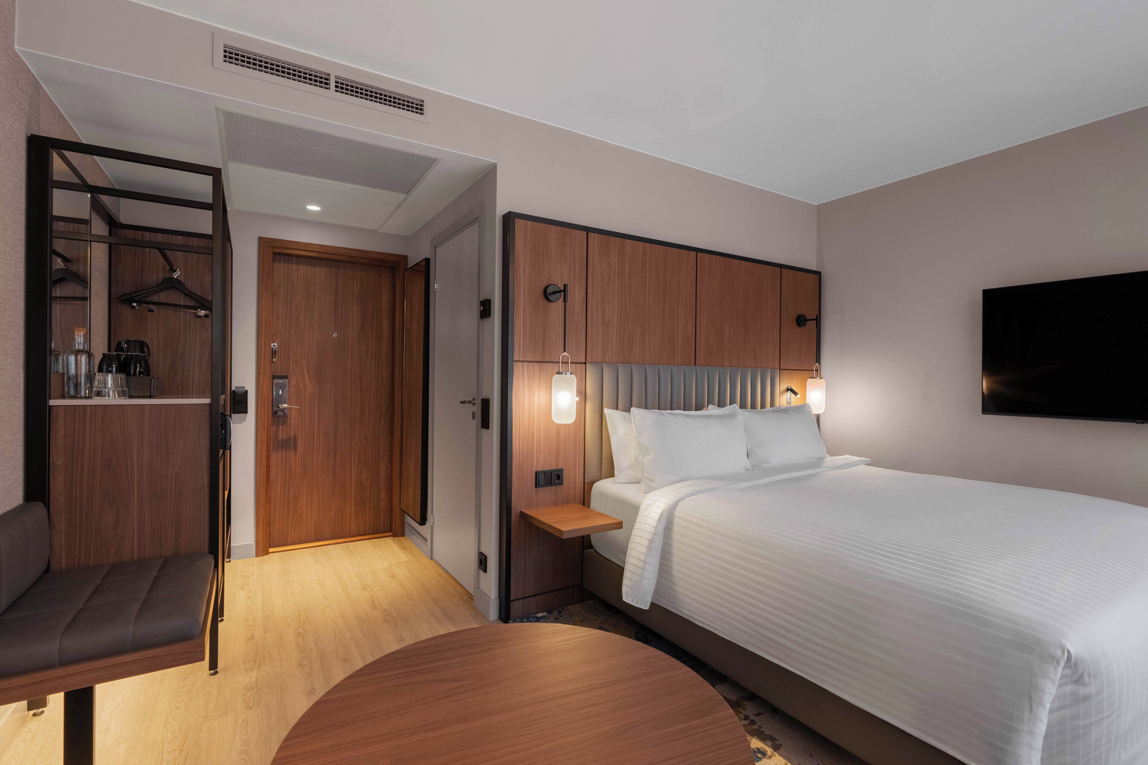 Minibar, Zimmersafe, Verdunkelungsvorhänge, Bügeleisen/Bügelbrett