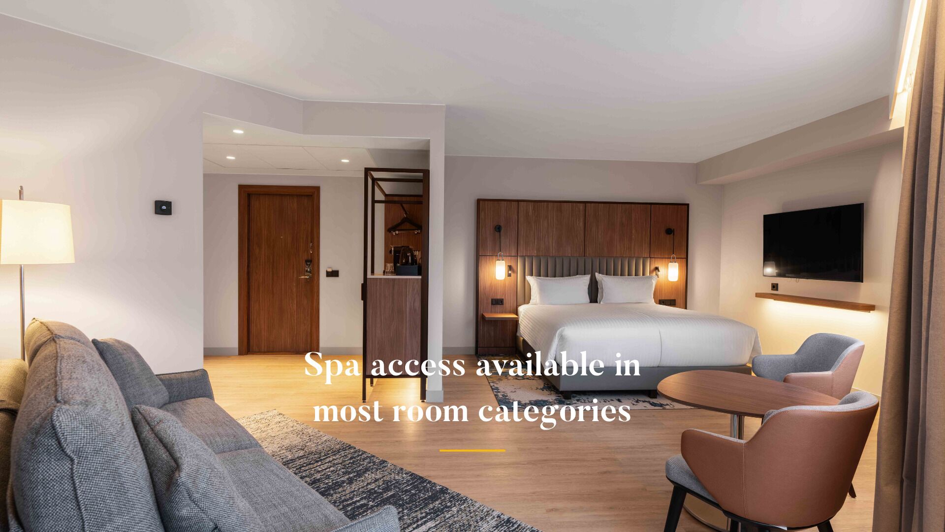 Junior-sviitti, 1 suuri parisänky (Free Spa Access) | Minibaari, tallelokero huoneessa, pimennysverhot, silitysrauta/-lauta
