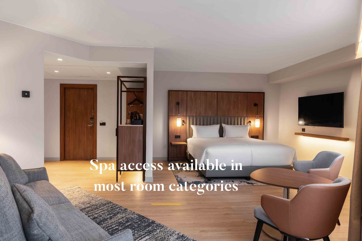 Junior-sviitti, 1 suuri parisänky (Free Spa Access) | Minibaari, tallelokero huoneessa, pimennysverhot, silitysrauta/-lauta