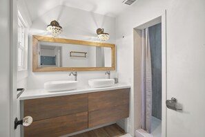 Doccia, asciugacapelli, asciugamani, sapone