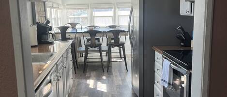 Kühlschrank, Mikrowelle, Ofen, Herdplatte