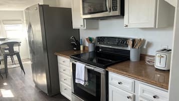 Een koelkast, een magnetron, een oven, een kookplaat