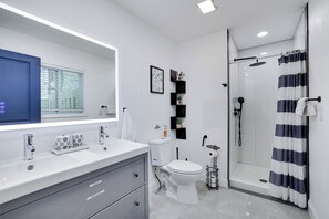 Hair dryer, towels, soap, shampoo - Beautifully renovated home 8 miles to camelback w/ hot tub, game room & fire pit (East Stroudsburg)