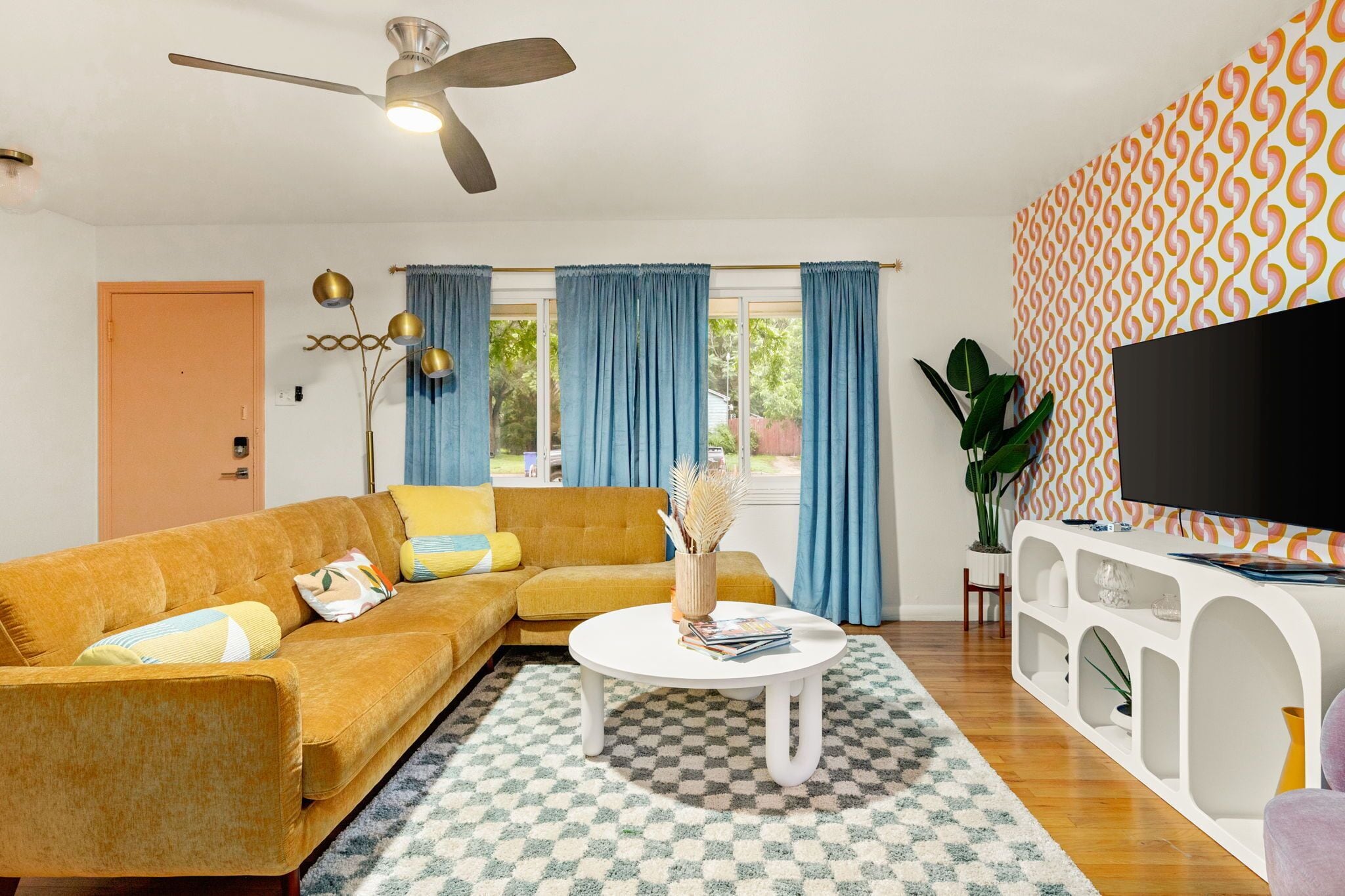 Smart TV, fireplace, video games, table tennis