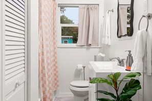 Douche, sèche-cheveux, serviettes fournies, savon