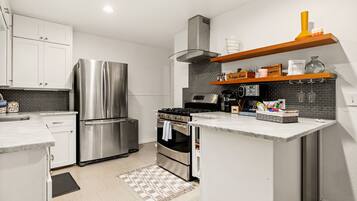 Jääkaappi, mikroaaltouuni, uuni, liesi