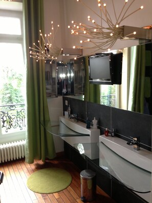 Shower, jetted tub, hair dryer, towels - Propriété au Milieu dun Parc d 1,5h Classé, 11 Chambres, 8 SDB Superbe Déco (Saint-Pavace)