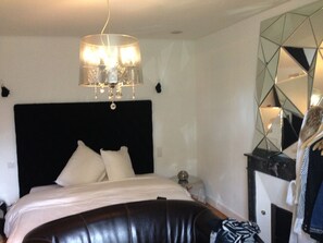 9 bedrooms, iron/ironing board, WiFi, bed sheets - Propriété au Milieu dun Parc d 1,5h Classé, 11 Chambres, 8 SDB Superbe Déco (Saint-Pavace)