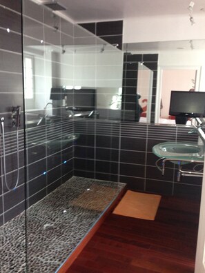 Shower, jetted tub, hair dryer, towels - Propriété au Milieu dun Parc d 1,5h Classé, 11 Chambres, 8 SDB Superbe Déco (Saint-Pavace)