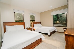 Familieleilighet, 2 soverom, kjøkken | 2 soverom, safe på rommet, skrivebord og blendingsgardiner