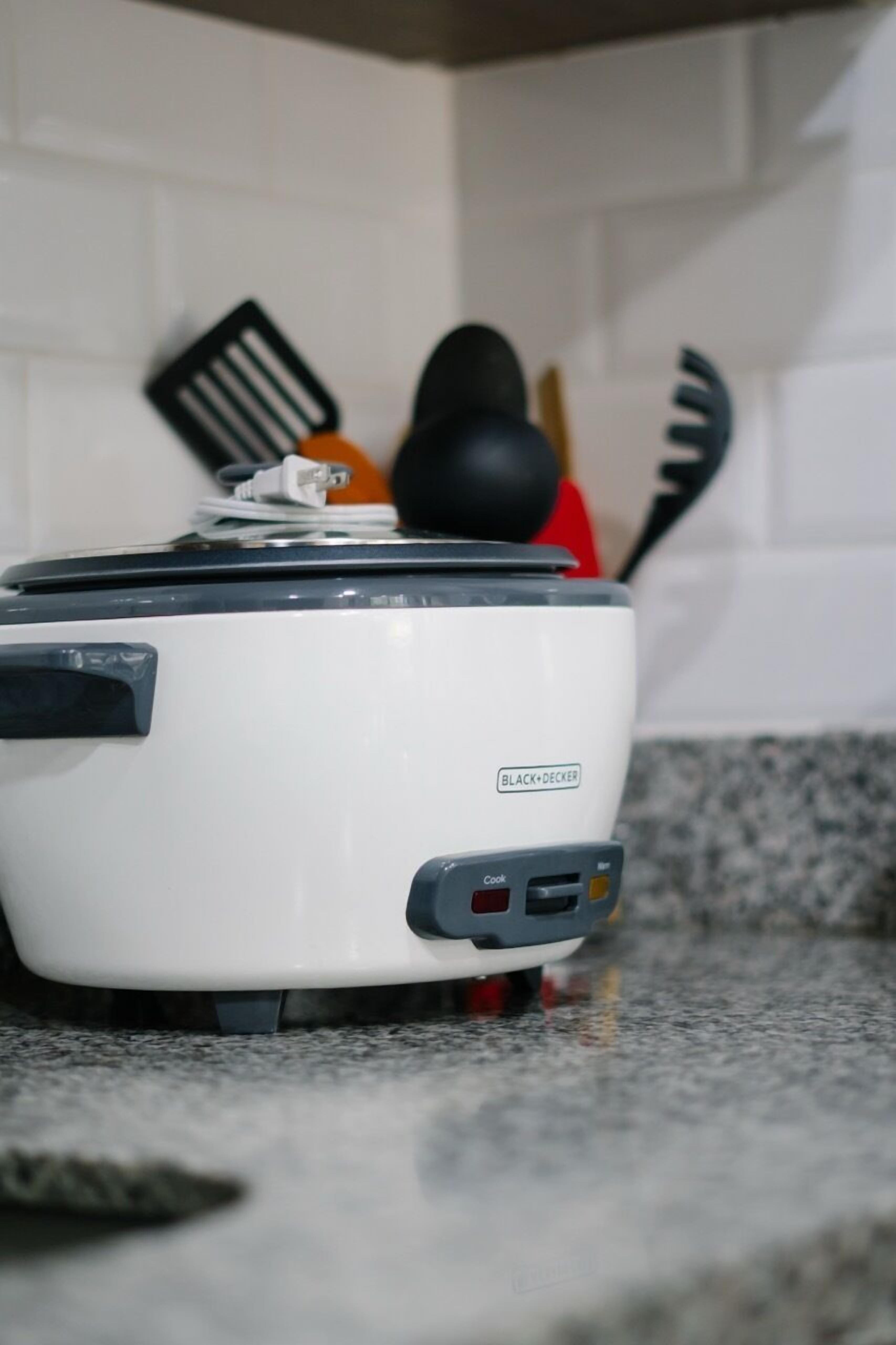 Una olla de cocció lenta BLACK+DECKER damunt d'una cuina.