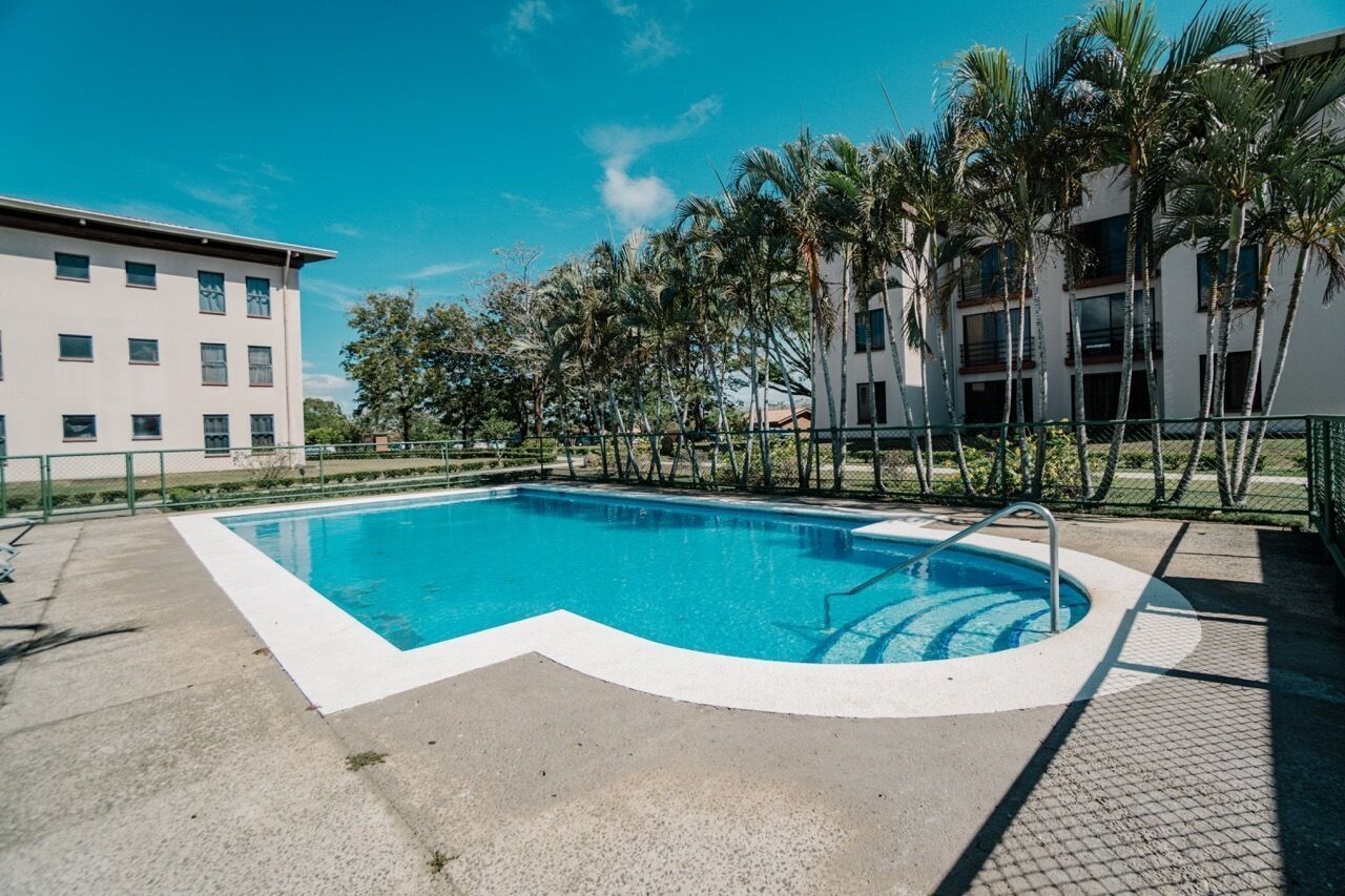 2 buitenzwembaden, open van 08.00 uur tot 23.00 uur, en ligstoelen