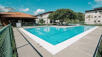 2 piscinas al aire libre, sillones reclinables de piscina