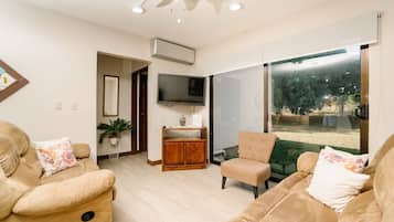 Apartamento família, 2 quartos, cozinha | Área de estar | TV de tela plana