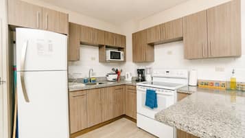Apartamento família, 2 quartos, cozinha | Cozinha privada | Frigobar, micro-ondas, fogão, cooktop