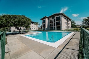 2 udendørs pools, åben fra kl. 08.00 til kl. 23.00, liggestole