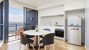Una cocina moderna con comedor, ventanas amplias y vistas a la ciudad.