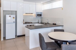 Réfrigérateur, four à micro-ondes, un four, surface de cuisson