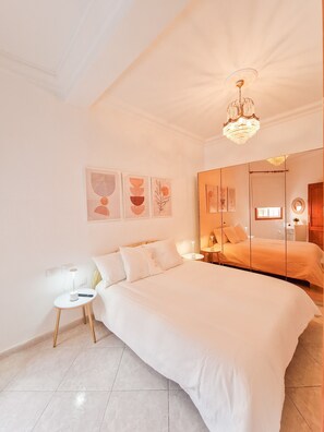 3 quartos, escrivaninha, ferros/tábuas de passar roupa, berço de viagem