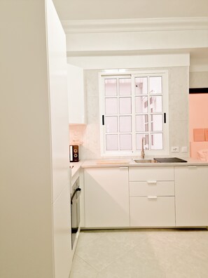 Geladeira, micro-ondas, fogão, cooktop