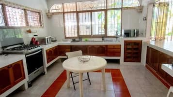 Refrigerador con freezer, microondas, horno, tostadora