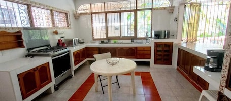 Full-size fridge, microwave, oven, toaster. Hotel Casa Rush