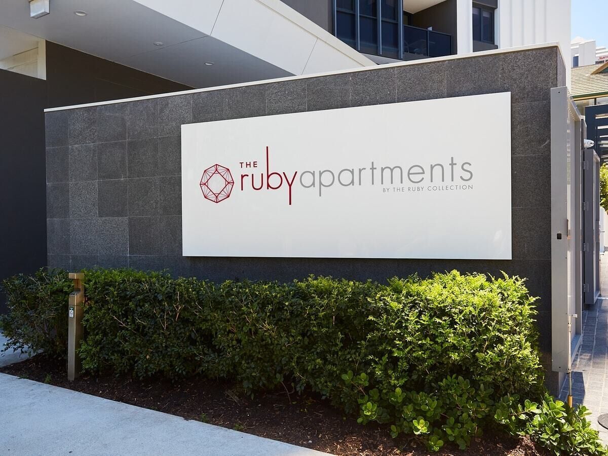 «The Ruby Collection» -hotelliketjun «The Ruby Apartments» -huoneistoja osoittava kyltti.
