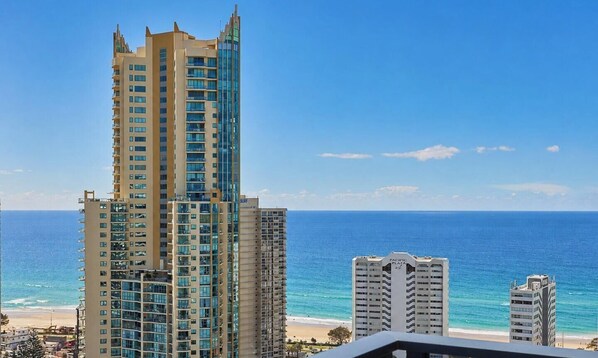 Property grounds - Bright Open view 2 bedroom Apartment in Gold Coast (Surfers Paradise)