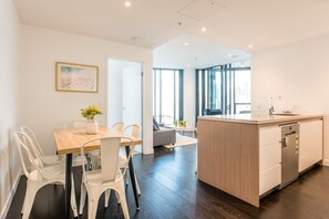 Dining - FV Comfort 2 bedroom Apartment w Parking (Fortitude Valley)
