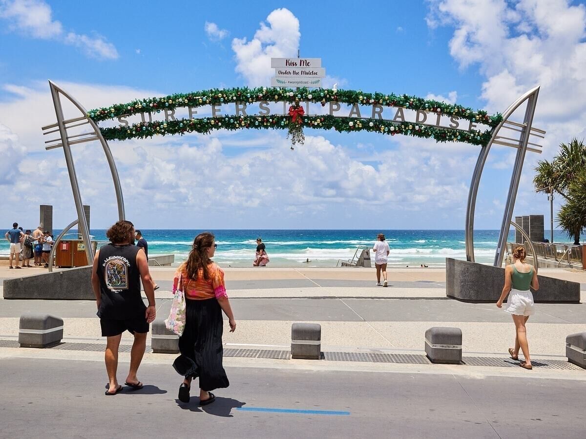 Une promenade en bord de mer agrémentée d’une arche décorative et d’un panneau sur lequel on peut lire : « Embrassez-moi sous la Voie lactée ».