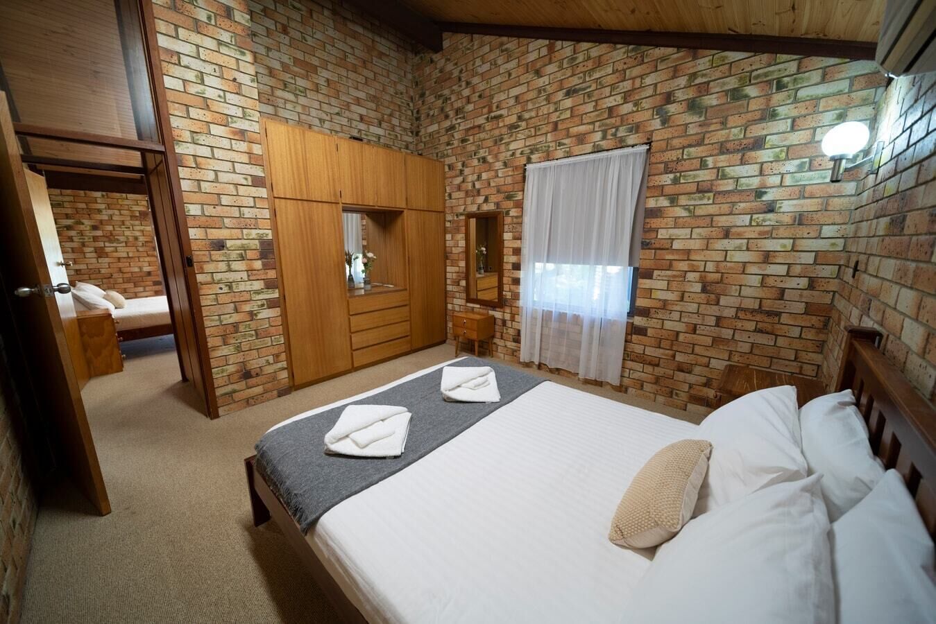 3 habitaciones, tabla de planchar con plancha, wifi y ropa de cama 