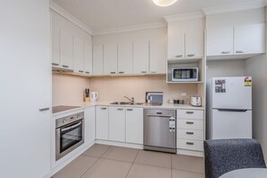 冰箱、微波炉、烤箱、炉灶