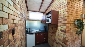 Microwave, cookware/dishes/utensils