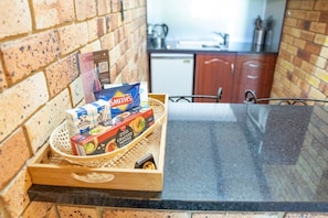 Microwave, cookware/dishes/utensils