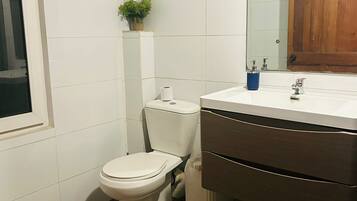 Economy Room, Garden View | Bathroom | Shower, towels