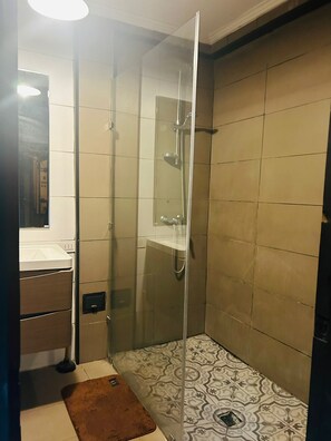 Economy-Zimmer, Gartenblick | Badezimmer | Dusche, Handtücher