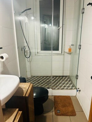 Standard Double Room | Bathroom | Shower, towels - Hostal Floresta (Santiago)