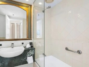 Hair dryer - Ocean view twin beds studio in Legend Hotel (Surfers Paradise)