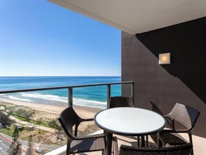 Outdoor dining - Level 22 1BR Ocean View Apartment | 50m to Beach (Surfers Paradise)