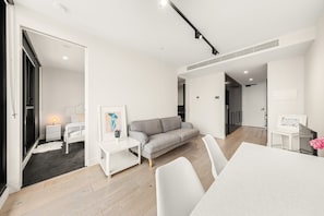 TV - Convenient located 1 bedroom Apartment in Hawthorn (Hawthorn East)