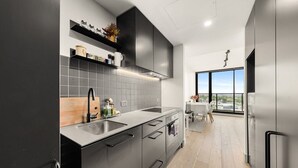 Eine moderne Küche mit Einbauofen, Spüle und Essbereich mit Blick.