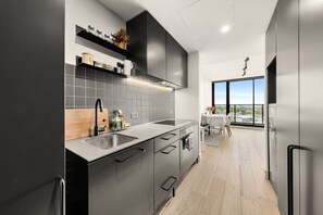 Kühlschrank, Mikrowelle, Ofen, Herdplatte
